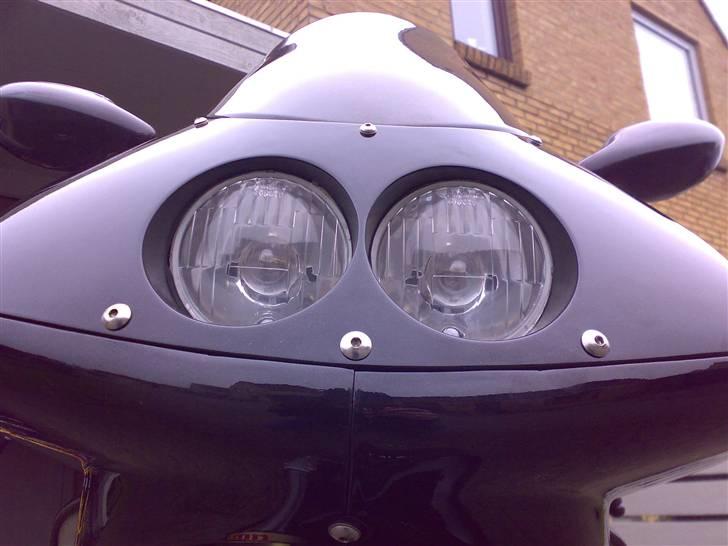 Cagiva Mito "SOLGT!!!!!!" - Skifter samtlige frontkåbe skruer ud med sorte skruer,  så skruerne ikke springer så meget i øjnene som nu billede 3
