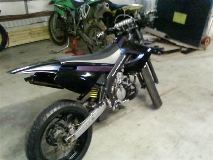 Derbi Senda SM (BYTTET) - Lige et billede indefor der hvor den står :) Crosseren i baggrunden :D KX250F :D billede 13