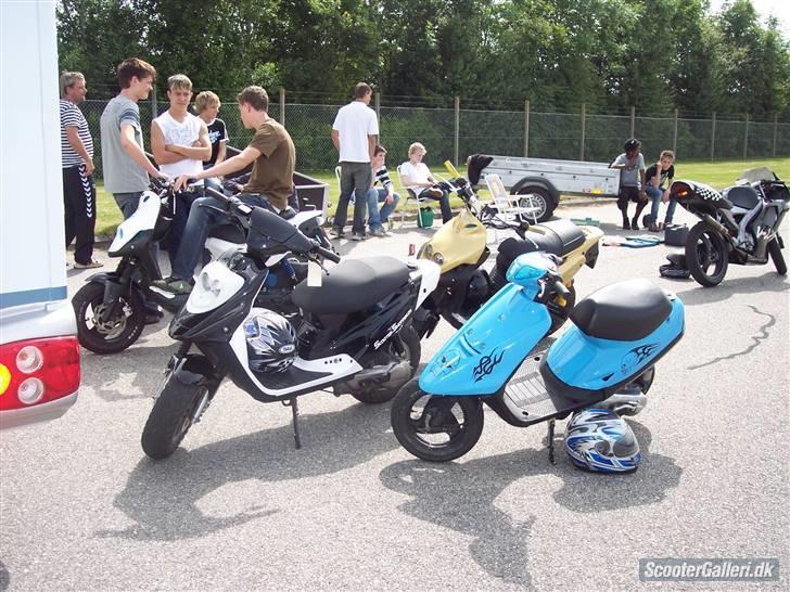 Aprilia RS50 LC<3....byttet - den vi holdte ved siden af :)...man kan lige se min :) billede 17