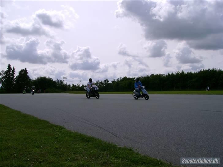 Aprilia RS50 LC<3....byttet - ja joggen startede lidt før og det er ikke mig der kører det er en ven der lige lånte den fordi han lige ville kører mod hans fetters jog hehe :)...min vandt :) billede 18