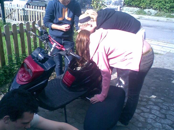 PGO Hot50 til salg 6kg - haha det hva der sker hvis du sætter en pige til at lave ens scooter =) min * 20 hehe billede 15