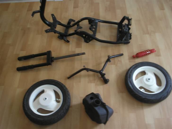 Yamaha Jog Projekt * Solgt * - Lidt forskellige nymalede dele. billede 16