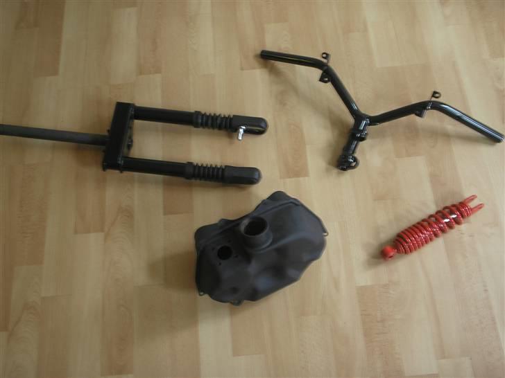 Yamaha Jog Projekt * Solgt * - Nymalet: Forgaffel, Støddæmper, Tank og Styr. billede 18