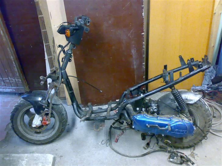 PGO Tornado 50 SOLGT - Så er den samlet halvt på det nye 30er stel :) billede 7