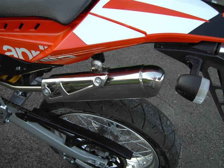 Aprilia SX50 Solgt :'( - standard udstødning, læg mærke til spejlbilledet :D billede 11
