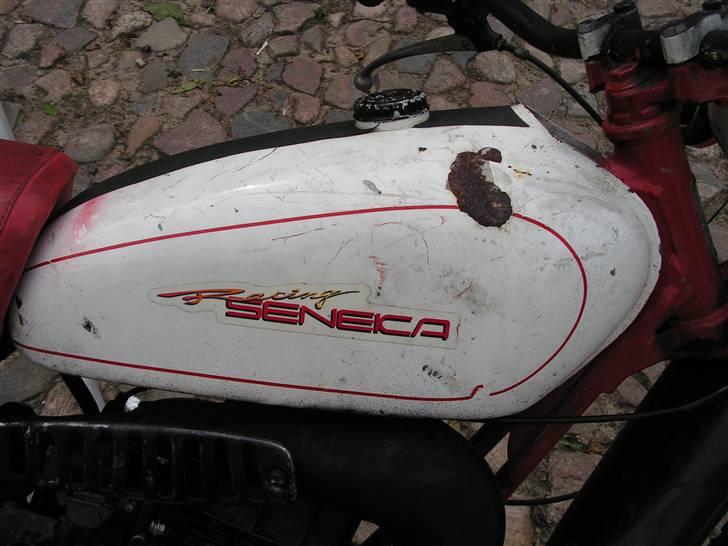 Yamaha TY 50 ( Projekt ) byttet - Tanken... Desværre har den en forholdsvis stor bule, efter tidligere ejer. men jeg spartler den ud, eller retter den ud, og så regner jeg med at male tanken i de orginale farver fra da den blev født.. billede 6