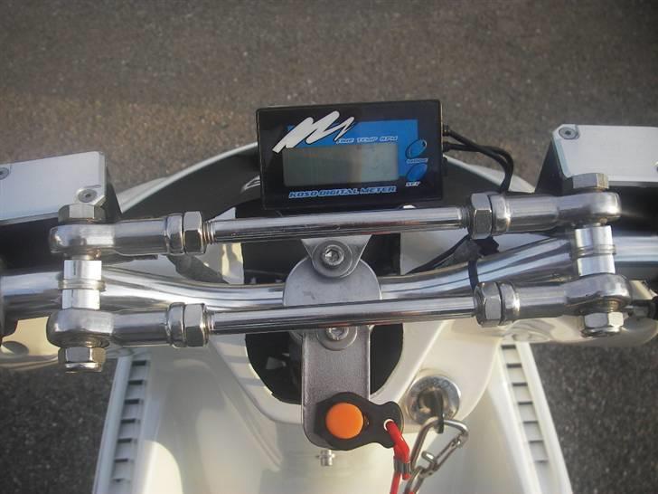 Yamaha Aerox 19,69hk LC DD SOLGT - bartstyr, med ekstra forsterket styrpinde, og med en Koso omdrejningstæller og temeraturmåler.. billede 5