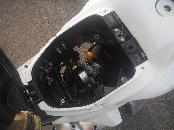 Yamaha Aerox 19,69hk LC DD SOLGT - **Nyt Billede** Sådan ser hjelm rummet ud,! Komplet elektroniskj tændings system,! og der er mulighed for at stille på kaburatoren uden at skulle ligge den ned, eller bruge værktøj. billede 8