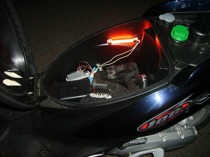 Yamaha JogR '07 - ja man kan ik se en skid så blev nød til at ha noget lys :b billede 6