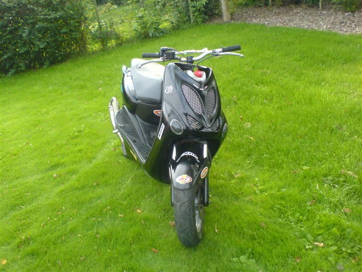 Yamaha Neos Lc  Black  SOLGT - Så har den sku fået lidt lak og div. stickers, skriv gerne hvad i synes om den.... billede 3