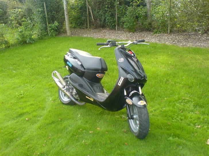 Yamaha Neos Lc  Black  SOLGT - Så har den sku fået lidt lak og div. stickers, skriv gerne hvad i synes om den.... billede 4