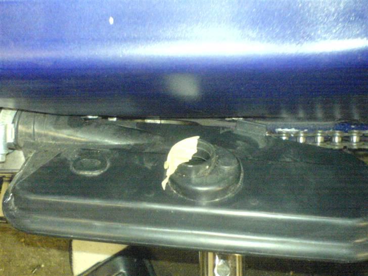 Puch Maxi KL.. Byttet.. - det lille stykke tape der dækker ca. halvdelen af det lille hul der nomalt skal være i stellet da den får for meget luft, (der skal bare en større dysse i)  billede 7