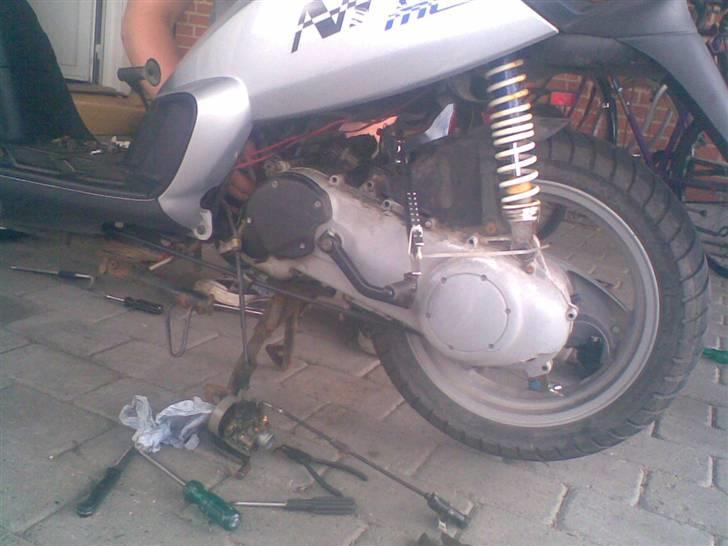 Piaggio | '-= NrG =- ' `Byttet - Under konstruktion hos peter - Undskyld oliepletten peter :-P. billede 6