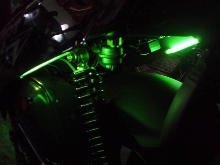 PGO Hot 50 - Grøn neon er et must på en Hot! Har også under bundskjold billede 6