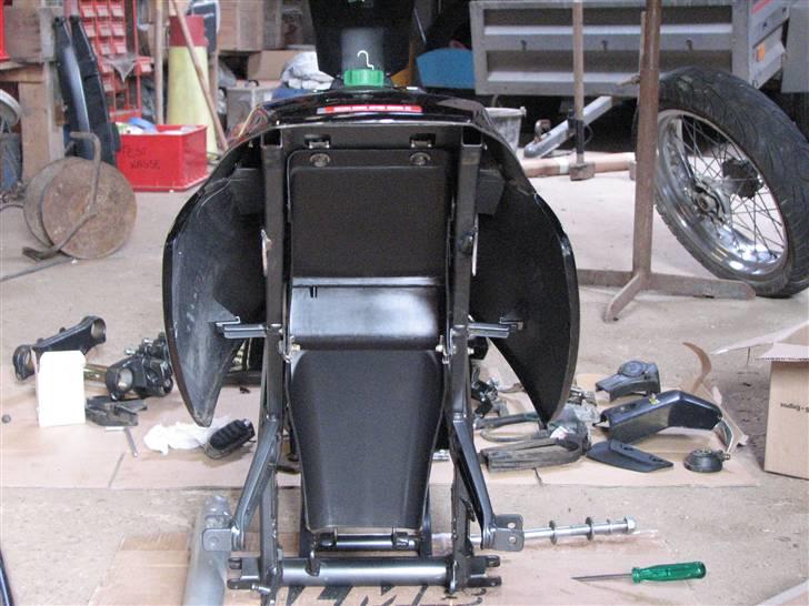 Derbi Senda Ultimate ! - Bagfra... lig mærke til costum made udstødnings beslag.. hvis jeg nu engang skal have dobbel udstødning :D billede 2