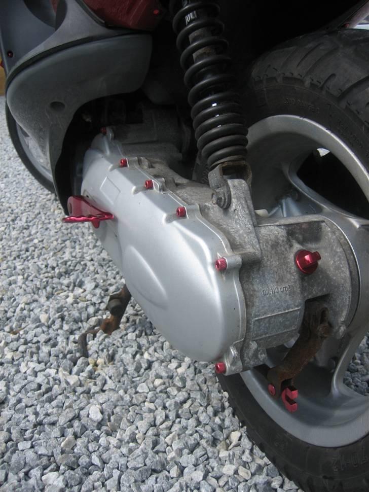 Yamaha Neos - Motor blokken med røde skruger, olieprop og kickstart billede 15