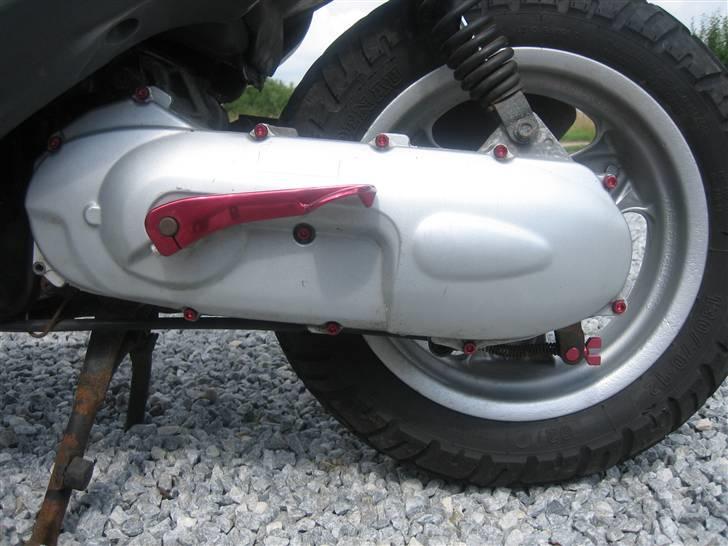 Yamaha Neos - Motor blokken. Grunden til at der mangler en skrue, er at den knækkede i gevindet, og nu kan jeg ikke få den ud billede 16