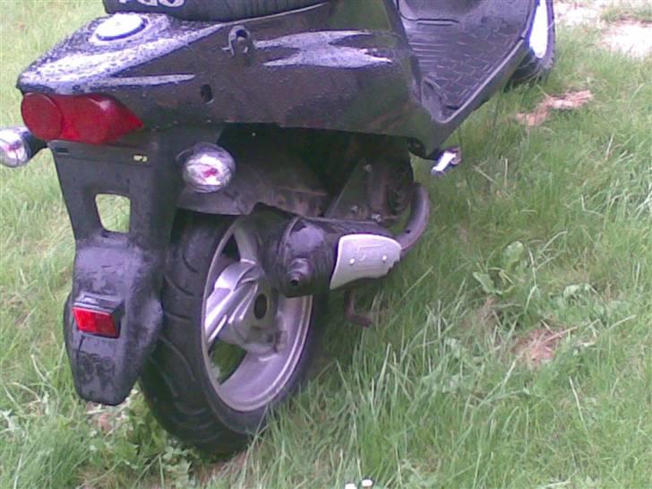 PGO Hot 50 - Mit nye fælg og bagende :D billede 3