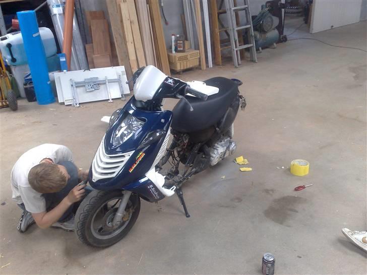 Aprilia Sonic {Byttet} - Simon og Martin der er ved af Montere mine nye inder skjolde billede 11
