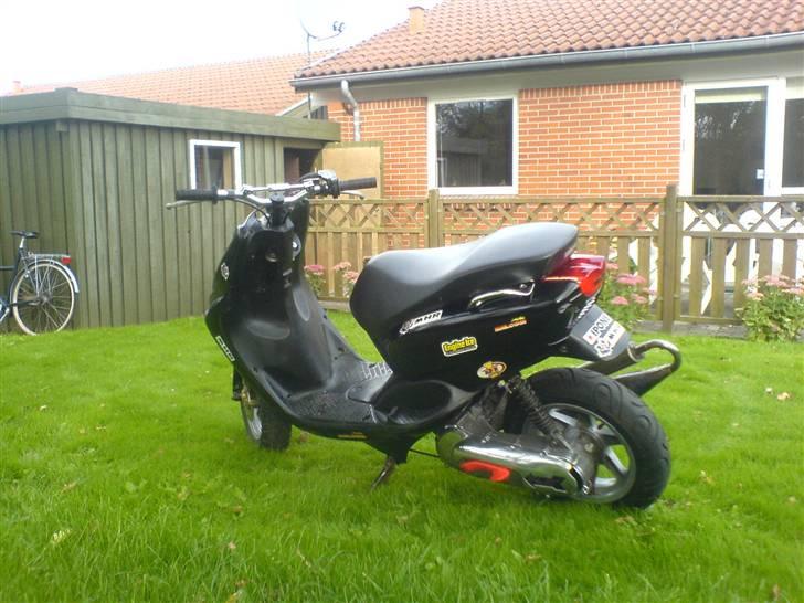 Yamaha Neos Lc  Black  SOLGT - Så har den sku fået lidt lak og div. stickers, skriv gerne hvad i synes om den.... billede 8