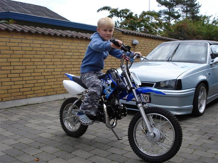 MiniBike 125 ccm Thumpstar - knægten... hvis ikke helt stor nok til selv at køre den endnu.. billede 1