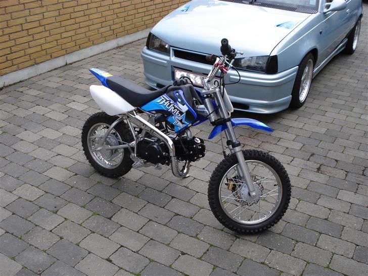 MiniBike 125 ccm Thumpstar - min cabrio kadett i baggrunden.. ses her.. http://www.bilgalleri.dk billede 3