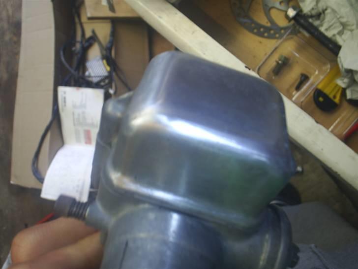 Puch Puch-2gear. Solgt - Prøvede at blankpolere den. Men der skal nog nogetr finere sandpapir till. billede 14