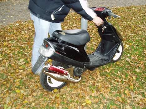 Yamaha jog /  SOLGT - der står hun.. dejlig ikk :> billede 10