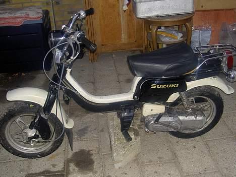 Suzuki Fz50 [Solgt] - Før!!                          Første billede taget den 12/11-04, Minus Blinklys og sideskjolde, som jeg selv har sat på.. billede 1