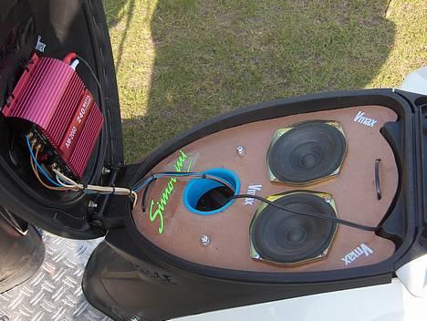 Yamaha Jog R (ER BLEVET STJÅLET) - Mit nye anlæg: 240watt´s forstærker, 1*200 Watt´s bas, 2* 60Watt´s højtalere, 2*60watts diskanter under frontskjold, 3 blå dioder, og en mp3 afspiller... billede 2