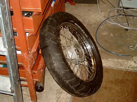 Suzuki K50 (Solgt) - Det brede bagdæk jeg regner med at sætte på..! billede 3