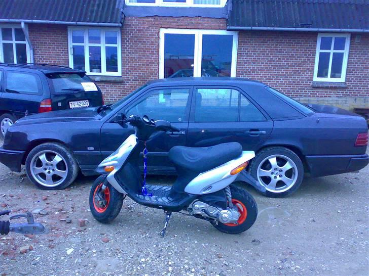 Gilera Stalker smadret fik 7500 - hehe står sammen med fars mercedes.. billede 3