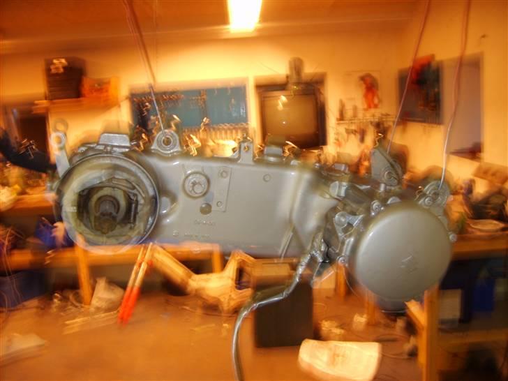 Suzuki fz50 Solgt - Moter blokken der lige er blevet malet færdig billede 8