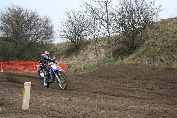 Yamaha Yz 125  Solgt ) , ; - På slotten. i et sving, lille serie med 3 billeder der lige blev fyret af. billede 17