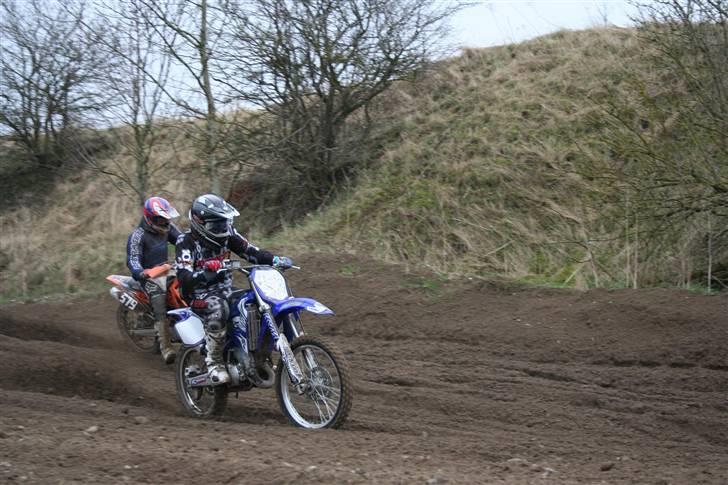 Yamaha Yz 125  Solgt ) , ; - På slotten. i et sving, lille serie med 3 billeder der lige blev fyret af. billede 18