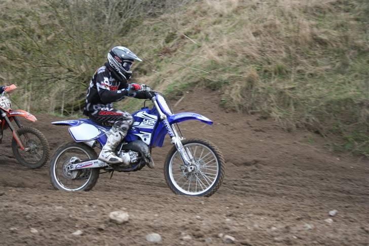 Yamaha Yz 125  Solgt ) , ; - På slotten. i et sving, lille serie med 3 billeder der lige blev fyret af. billede 19