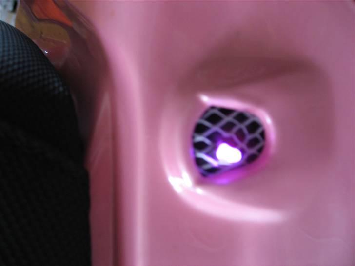 PGO Hot 50 *Solgt* - pink diode og chrom gitter, sidder i hækspoilens gamle huller (: billede 12