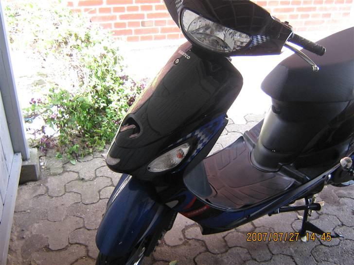 Giantco Sprint Sport (#SLOGT#)  - fronten af scooteren billede 1