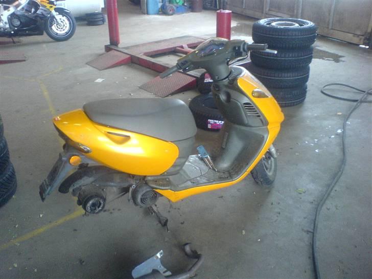 Aprilia Sonic **STJÅLET!** - her bliver der så skiftet bagdæk. michelin S1 bliver monteret billede 4