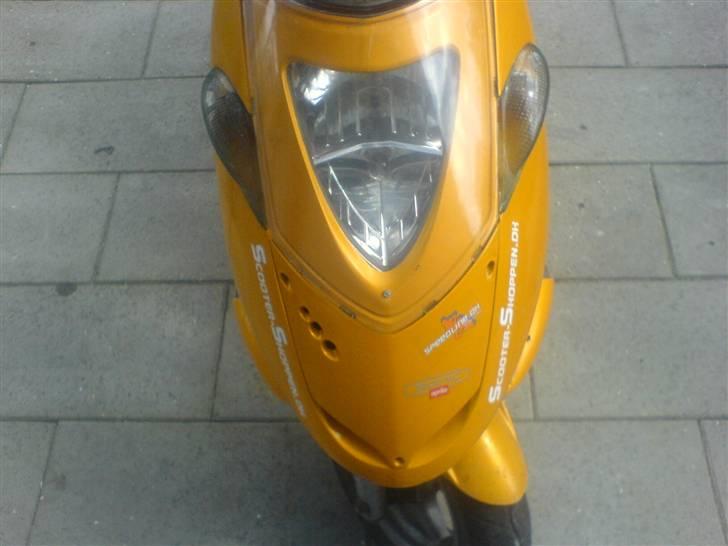 Aprilia Sonic **STJÅLET!** - fronten. intet er gejlet udover klistermærkerne :D billede 6