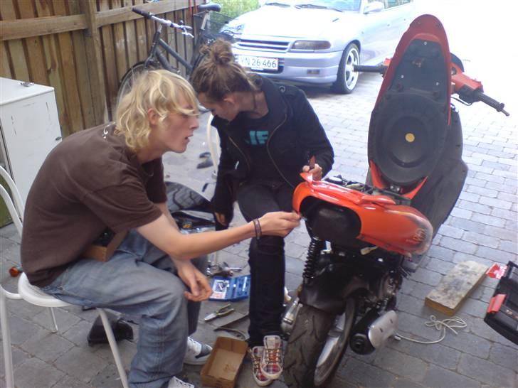 Aprilia SR50 LC DD solgt i dele! - Med min dejlige Astra F GSI i baggrunden :D billede 3