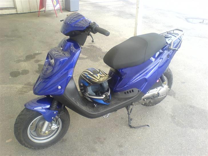 PGO Hot 50 - så de metalic blå skjolde kommet på:) billede 9