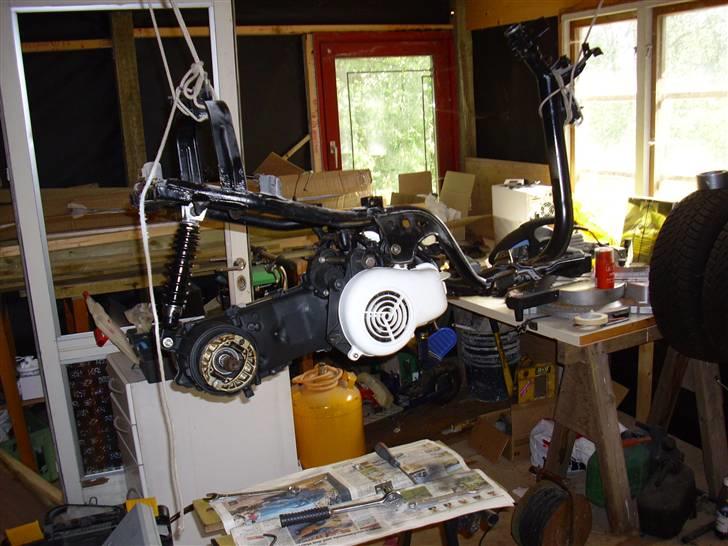 Yamaha Jog Fine Selection(Solgt) - Så er motoren kommet på igen efter en omgang sandblæsning og maling. billede 2