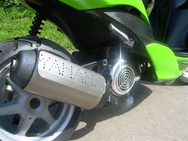 Yamaha Jog R (Kawasaki) - udstødning´s beslag er i rustfrit stål med  indgraveret yamaha..!!  billede 2