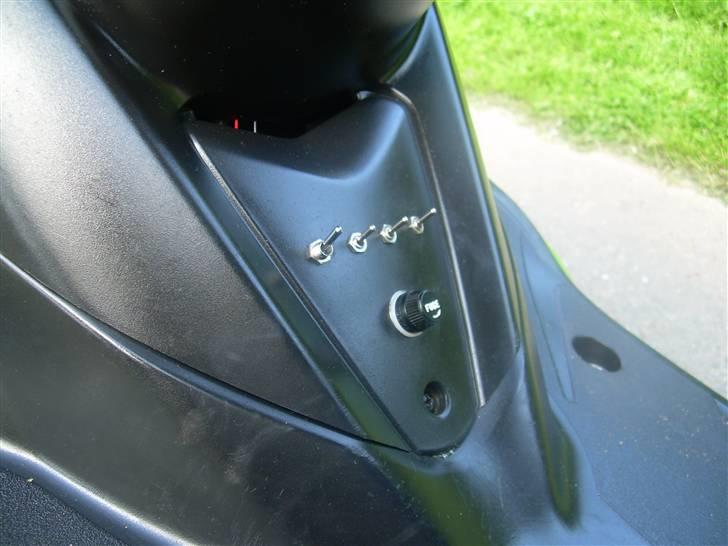 Yamaha Jog R (Kawasaki) - controlpanel til diodelyset forad og bagved..!! billede 3