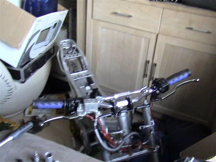 Suzuki street magic solgt - stel klar til slibning / slyngrensning (slyngrensning) er det samme som sand blæsning bare med metal sand meget efektivt se fks sidedæksel billede 12