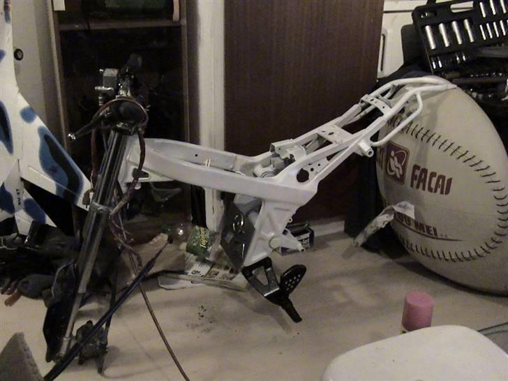 Suzuki street magic solgt - så blev stellet malet hvidt  billede 14