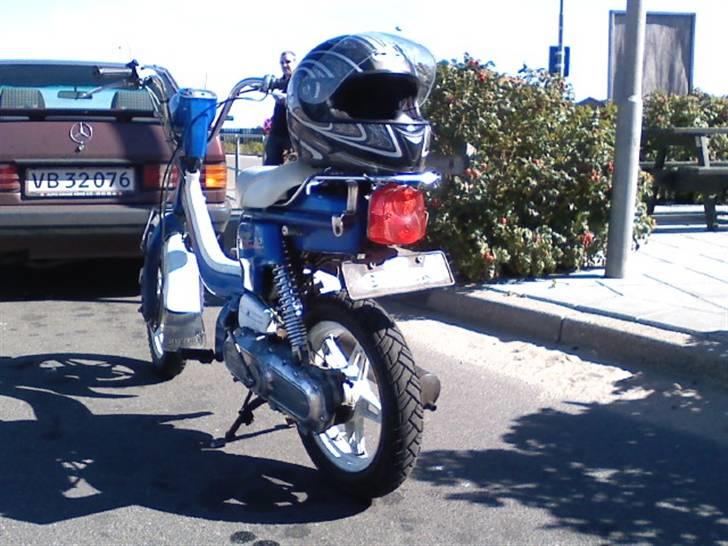 Suzuki FZ50 @ Mie Solgt - Venter på færgen, da jeg er på vej over på efterskolen.. Faktisk ser hun rigtig godt ud med den nye støddæmper! :D billede 16