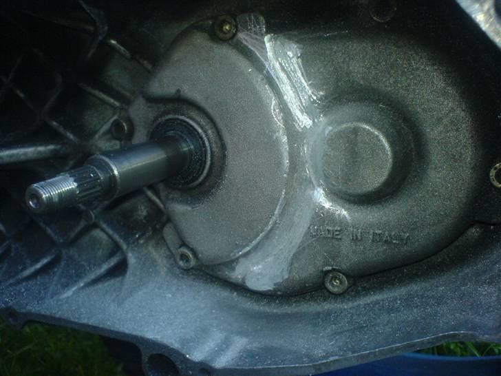 Aprilia Rally / Sr 50 EVOLC solgt - Fræset i geardækslet til OR KIT. Værktøj: hobbykniv, mini fræse maskine, filer, og masser knofedt.! billede 14