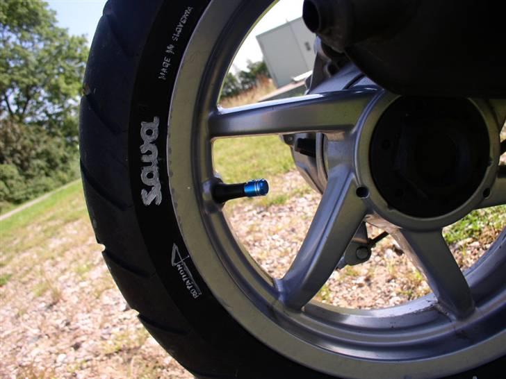 Piaggio NRG Power DT  - Sava dæk Læg mærke til den blå ventilhætte i alu. Detalje :-D billede 4